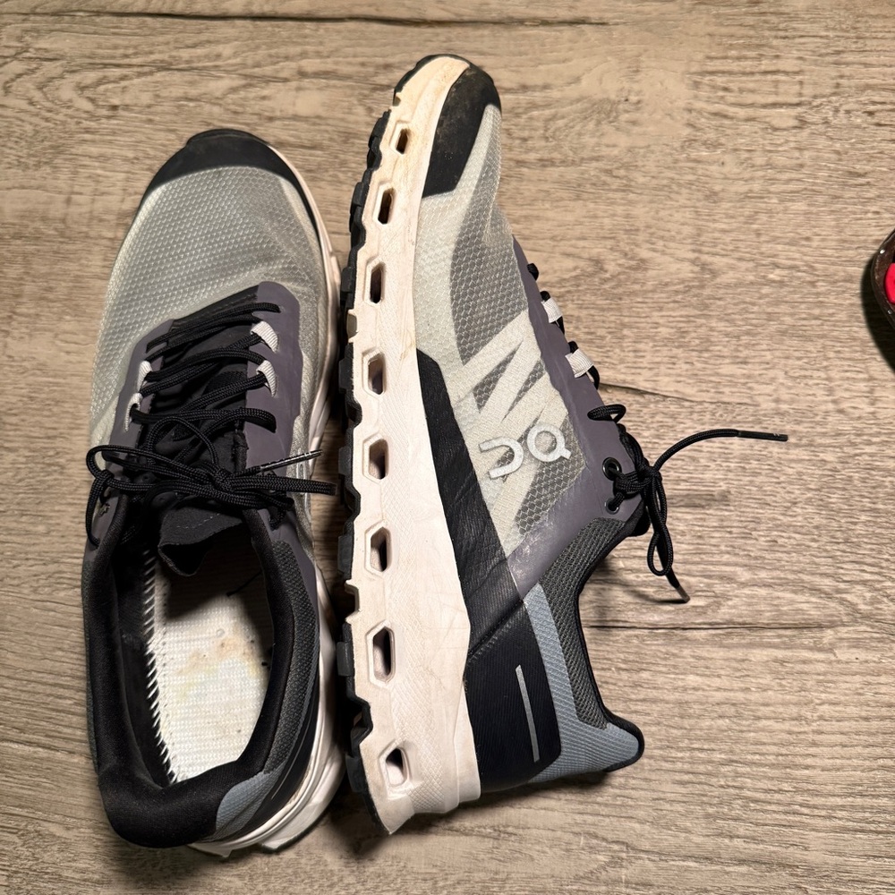 On Running Men's Black and Gray Athletic Shoes